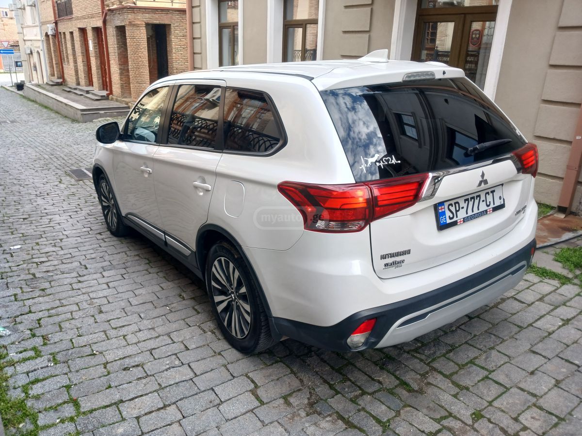 Mitsubishi Outlander - фото 4