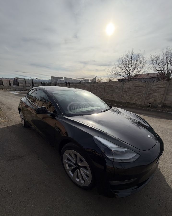 Tesla Model 3 - фото 1