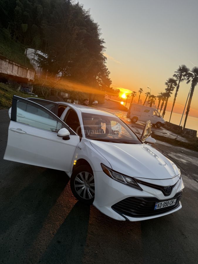 Toyota Camry - фото 1