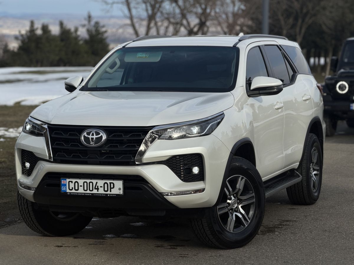 Toyota Fortuner - фото 1