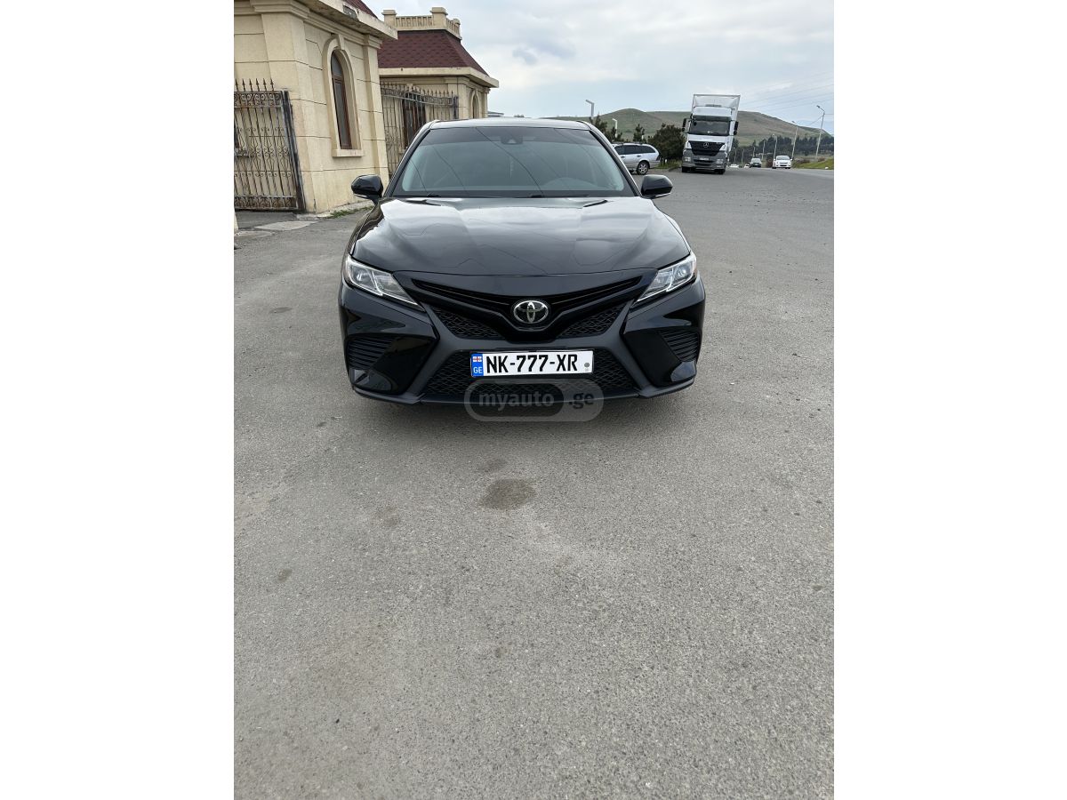 Toyota Camry - фото 1