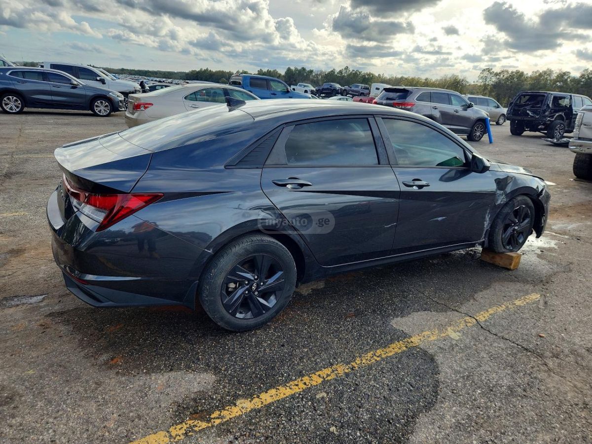 Hyundai Elantra - фото 3