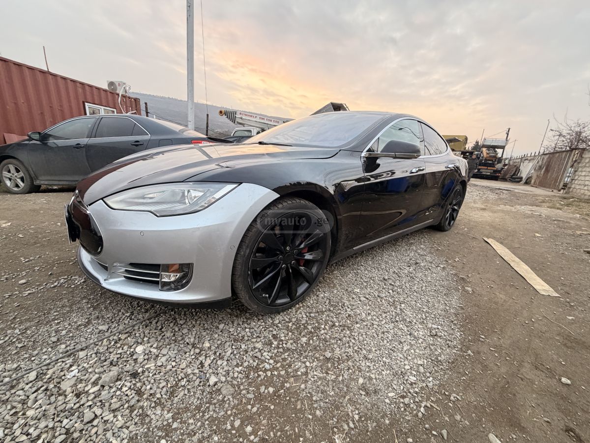 Tesla Model S - фото 1