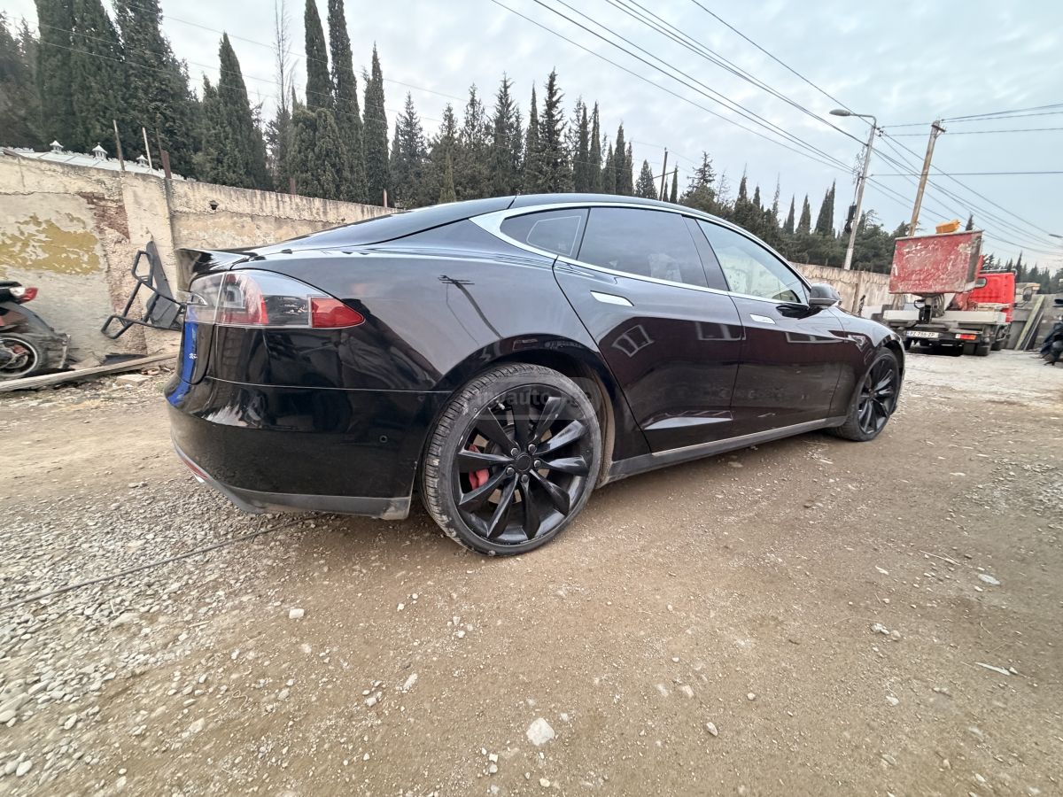Tesla Model S - фото 3