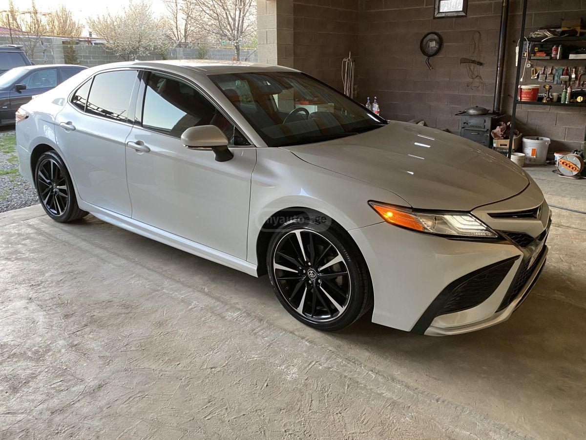 Toyota Camry - фото 1