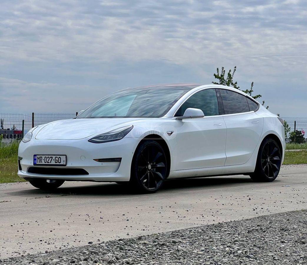 Tesla Model 3 - фото 1