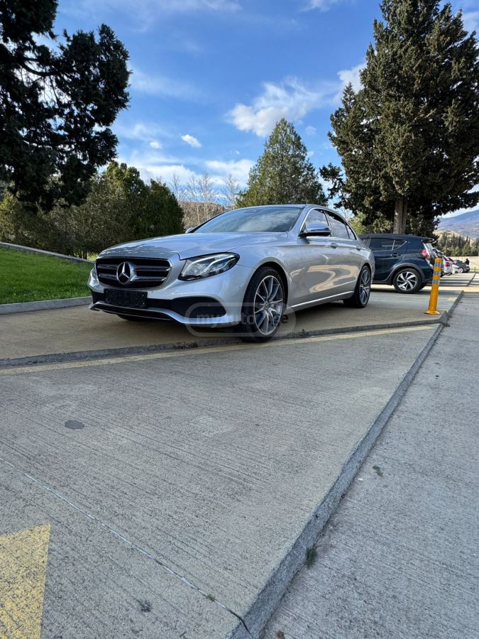 Mercedes-Benz E 220 - фото 1
