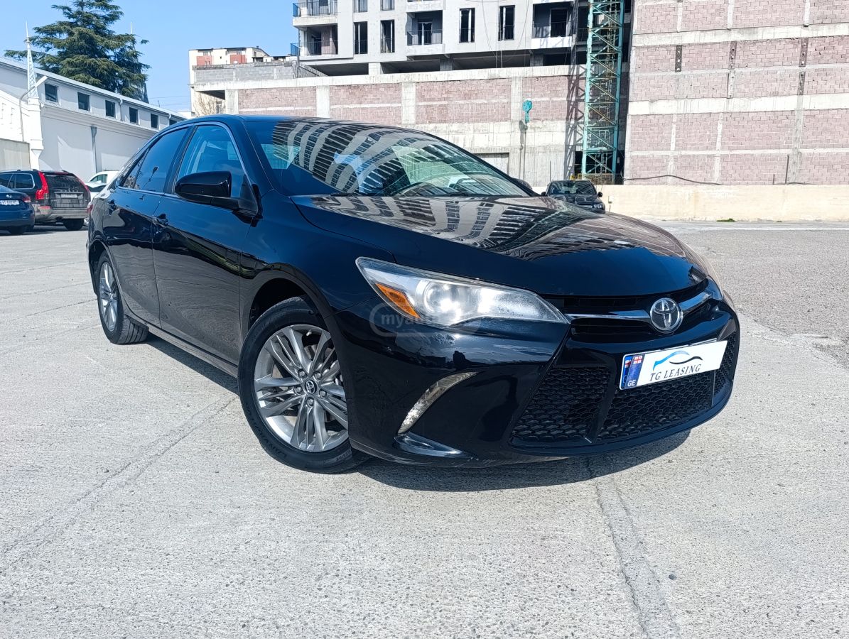 Toyota Camry - фото 1