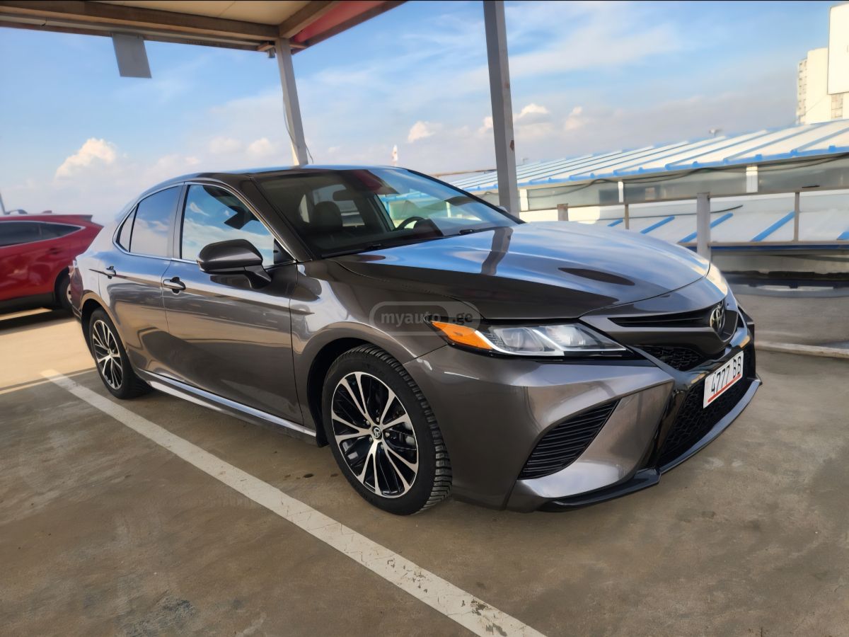 Toyota Camry - фото 1