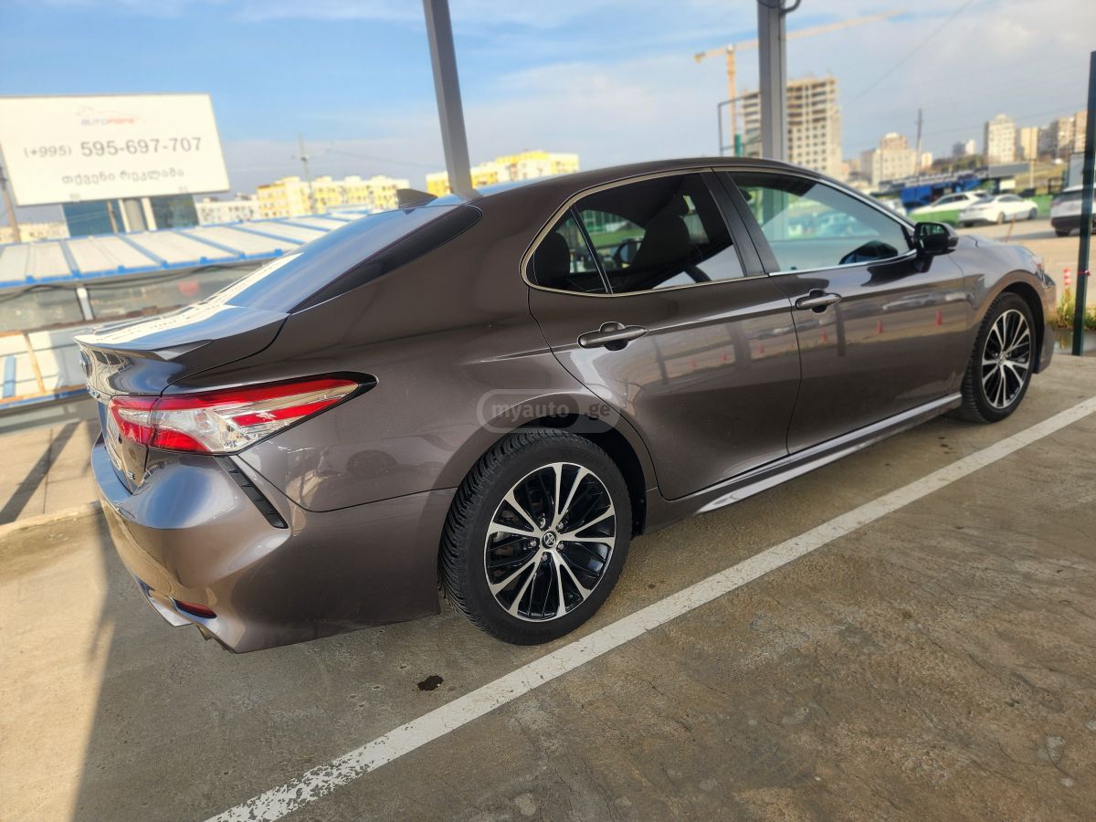 Toyota Camry - фото 2