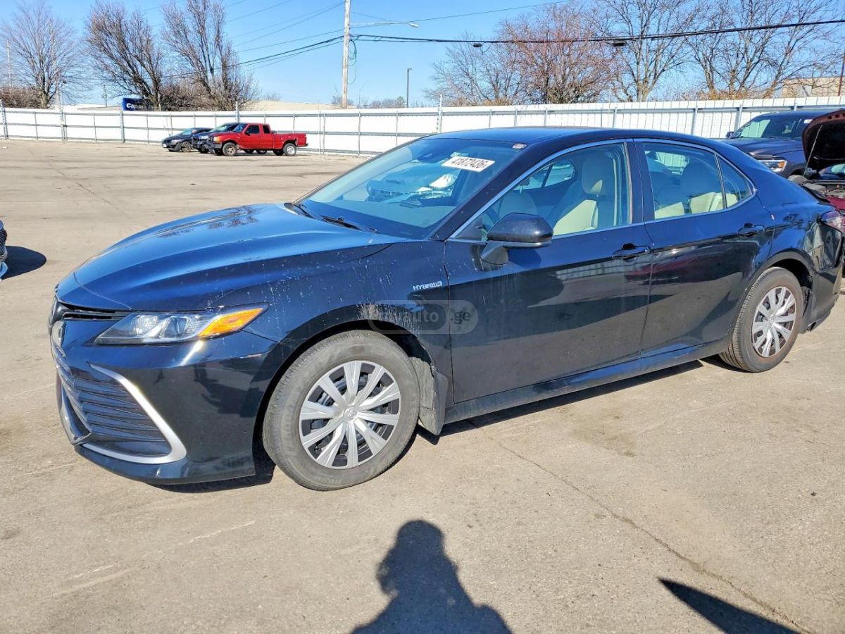 Toyota Camry - фото 1