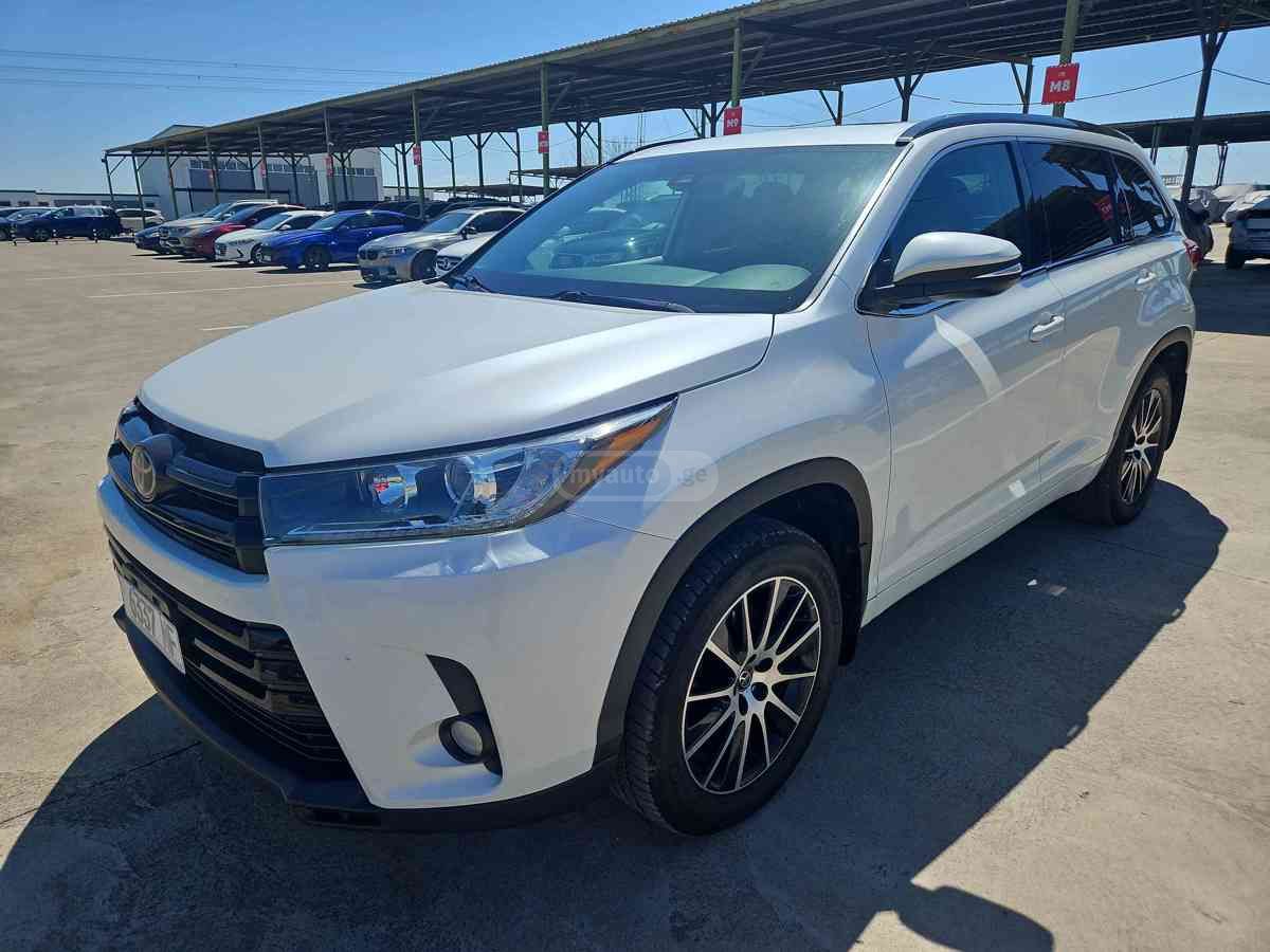 Toyota Highlander - фото 1