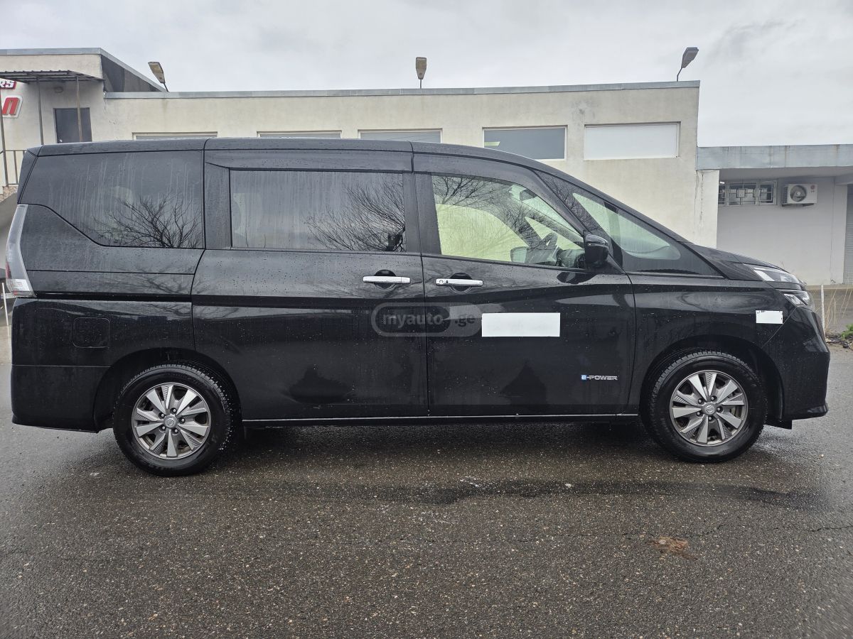 Nissan Serena - фото 1