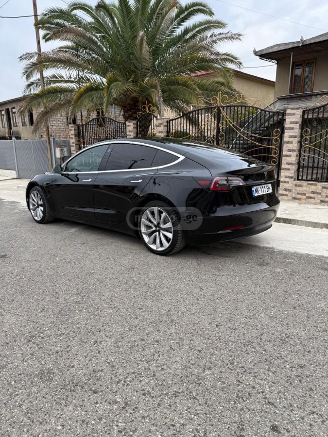Tesla Model 3 - фото 1