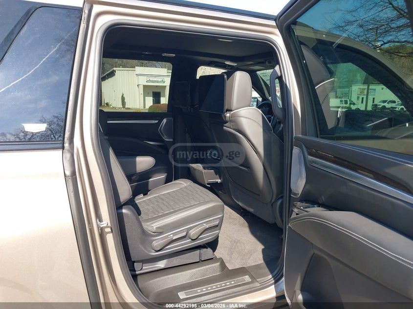 Cadillac Escalade 2025 — миниатюра 8