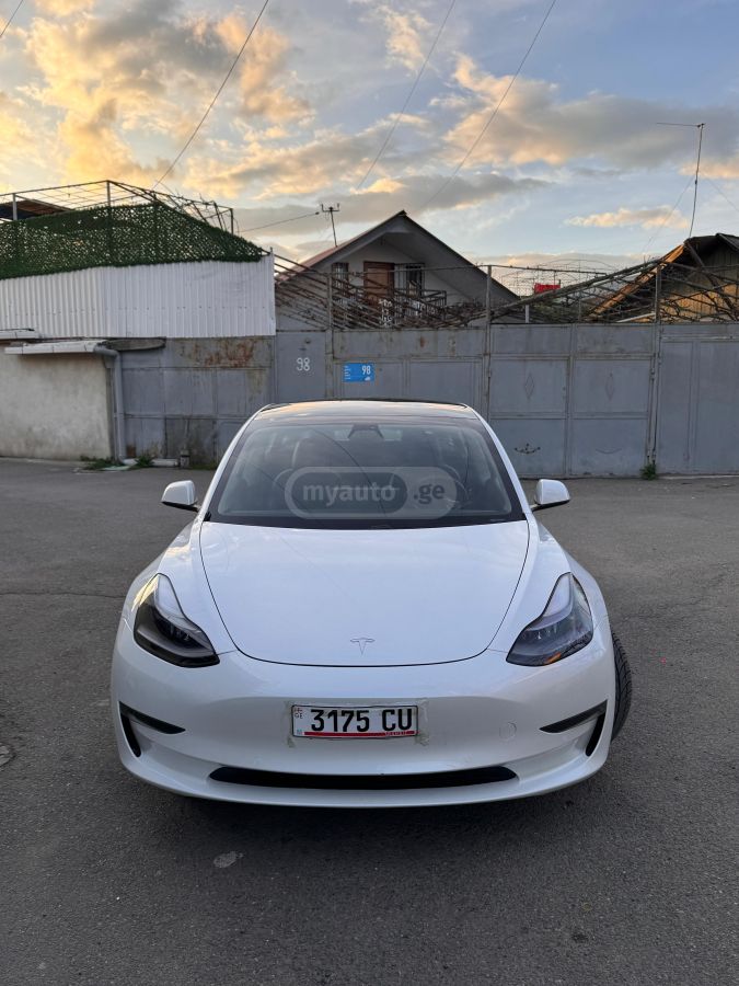 Tesla Model 3 - фото 1