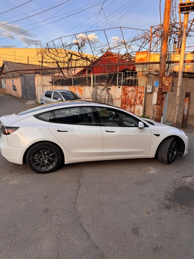 Tesla Model 3 - фото 3