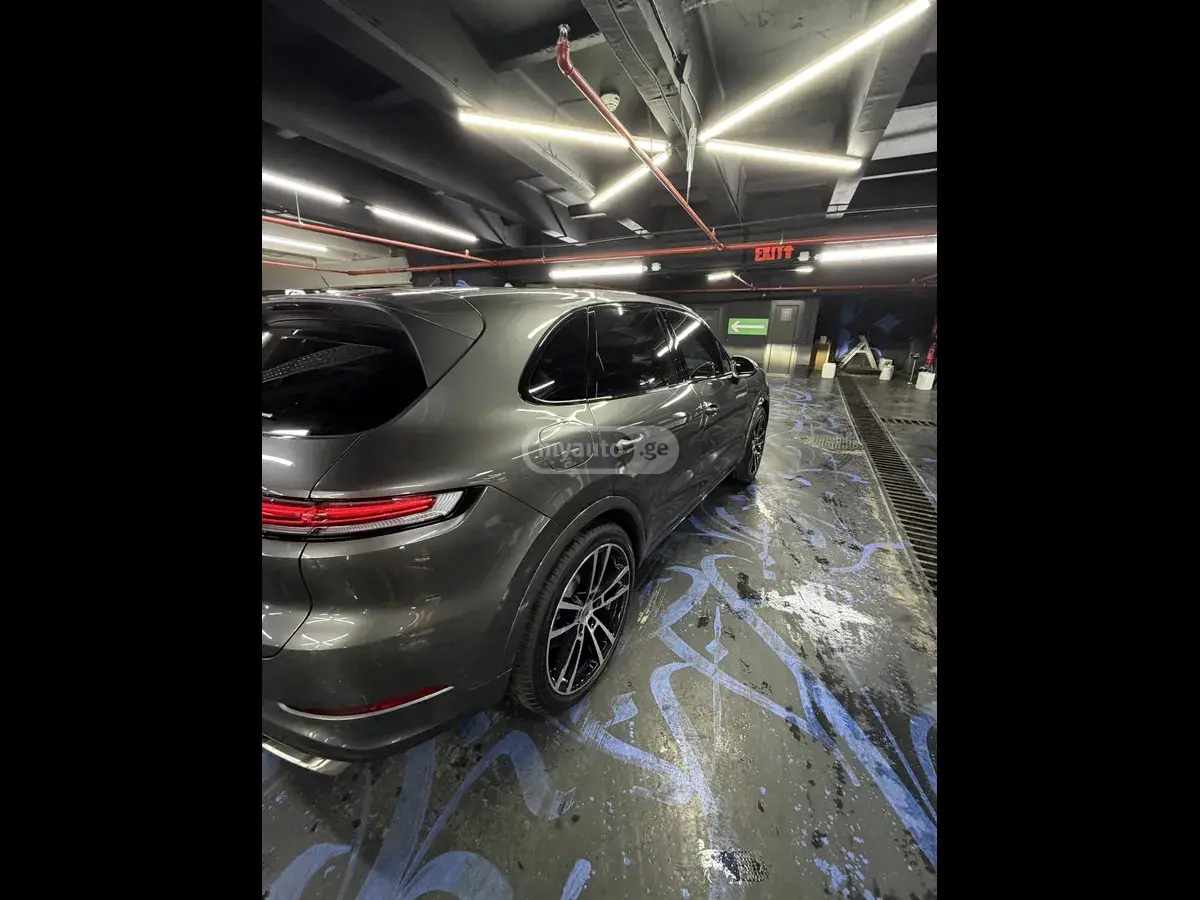 نمای دیگر Porsche 2025