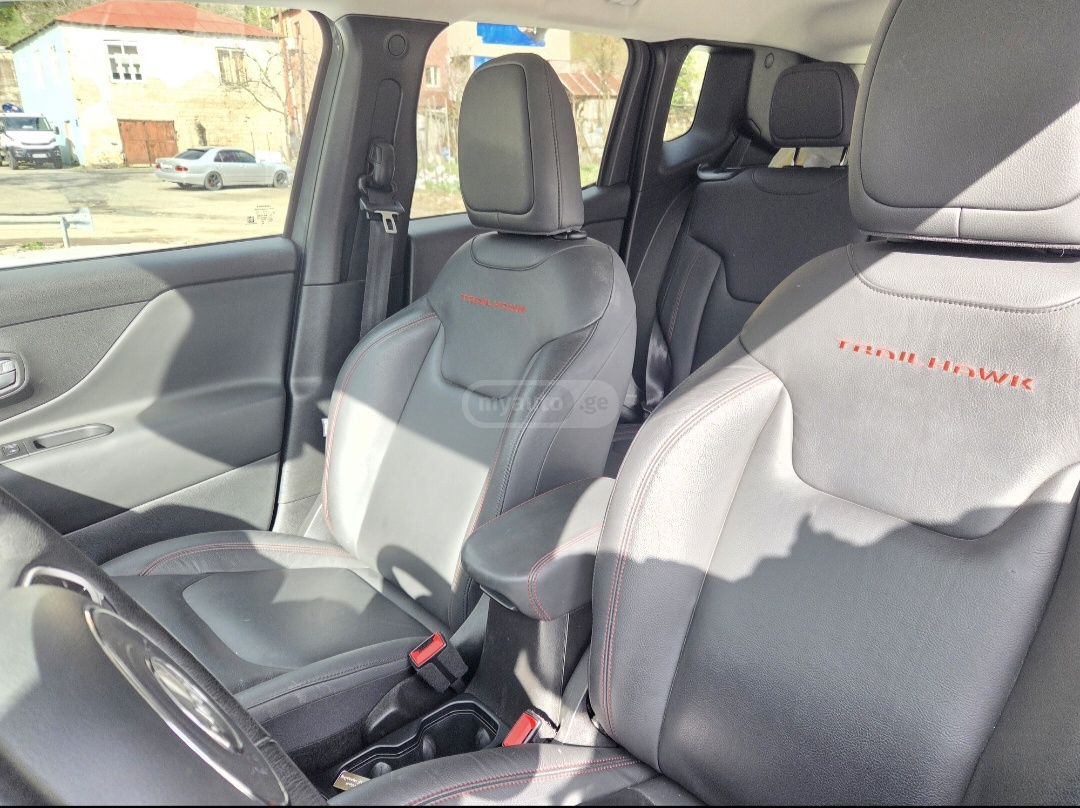 Jeep Renegade - фото 12