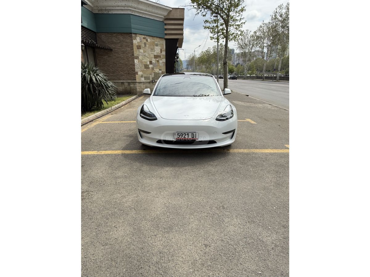 Tesla Model 3 - фото 1