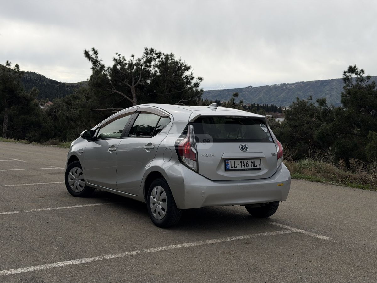 Toyota Aqua - фото 4