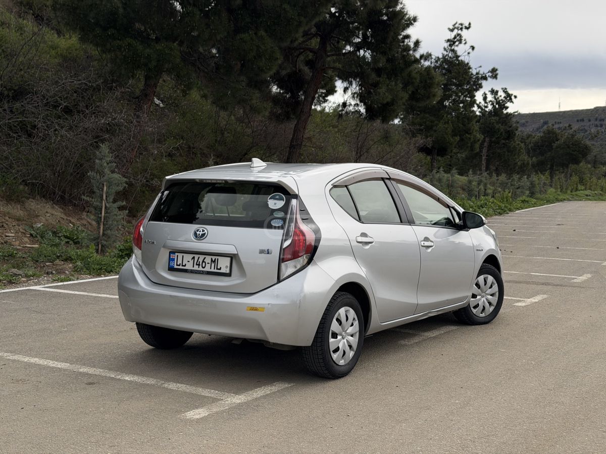 Toyota Aqua - фото 6