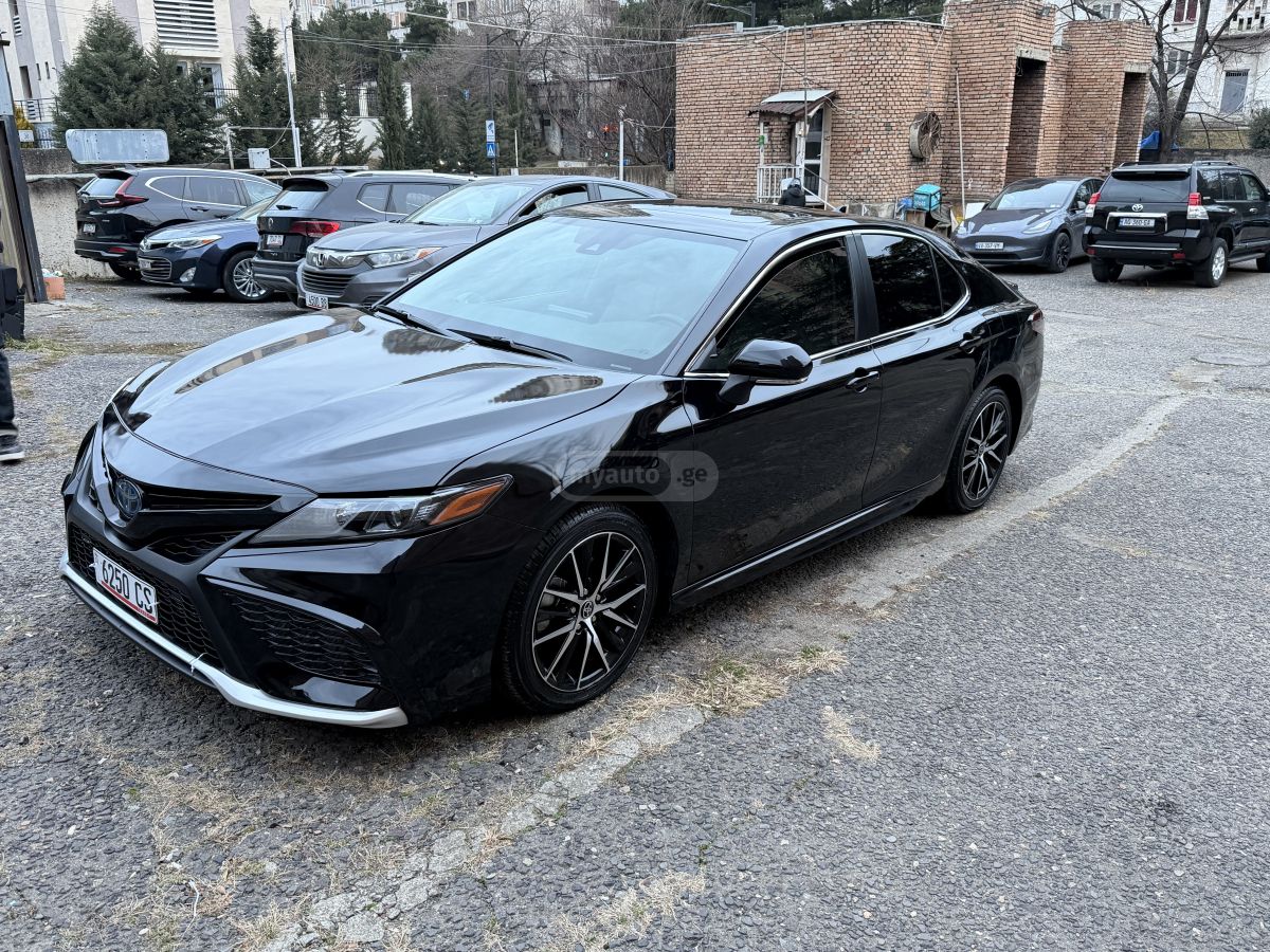 Toyota Camry - фото 1