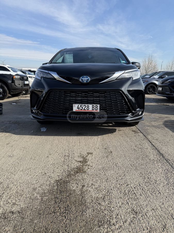Toyota Sienna - фото 1