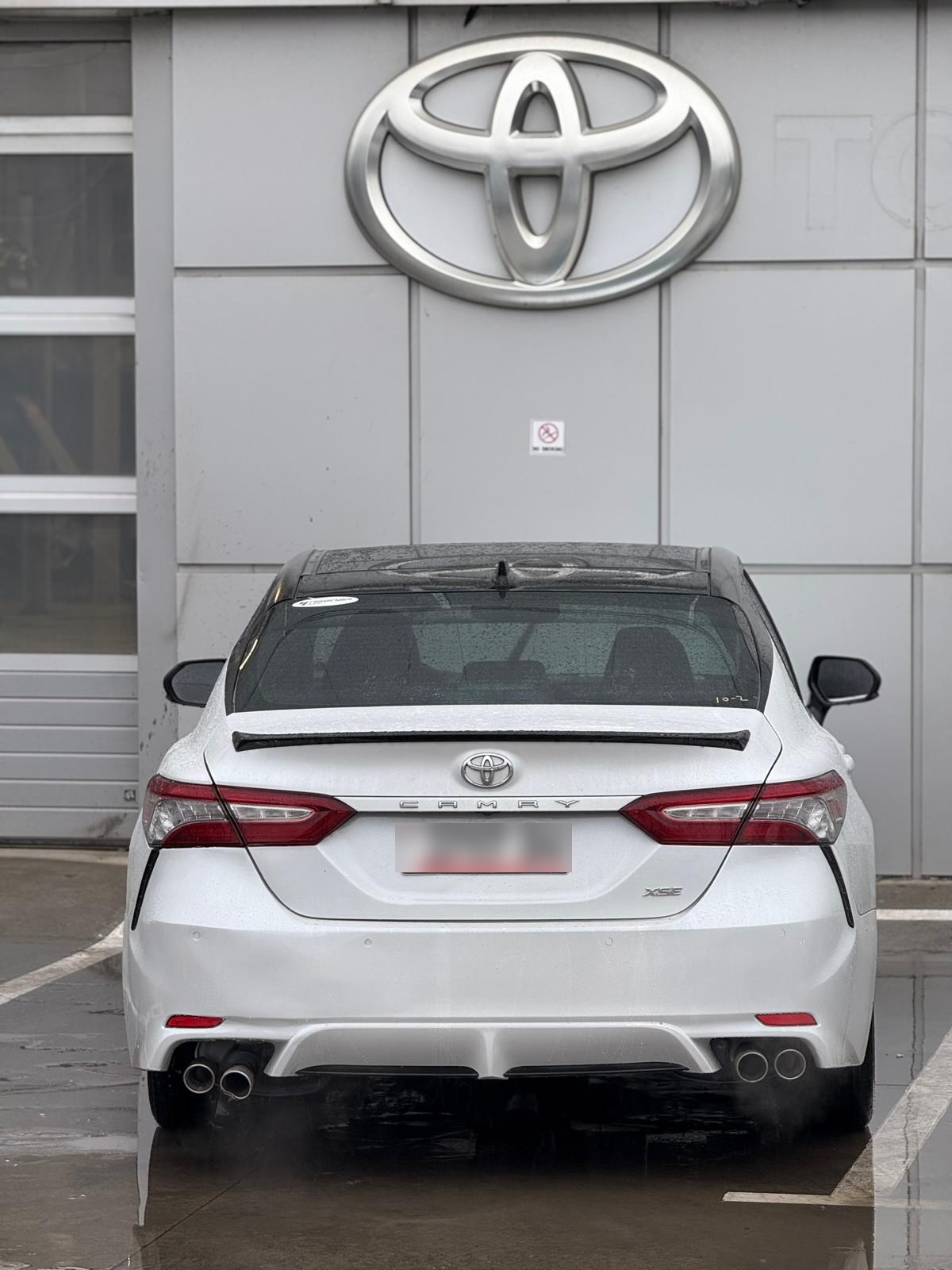 Toyota Camry - фото 1