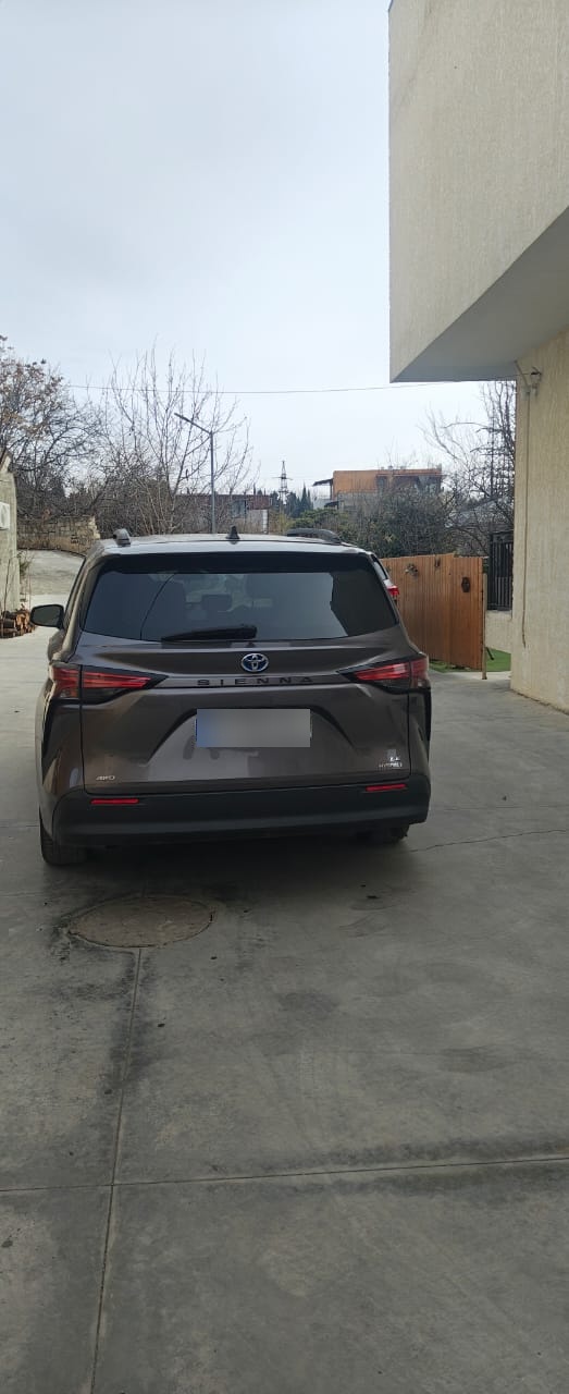 Toyota Sienna - фото 1