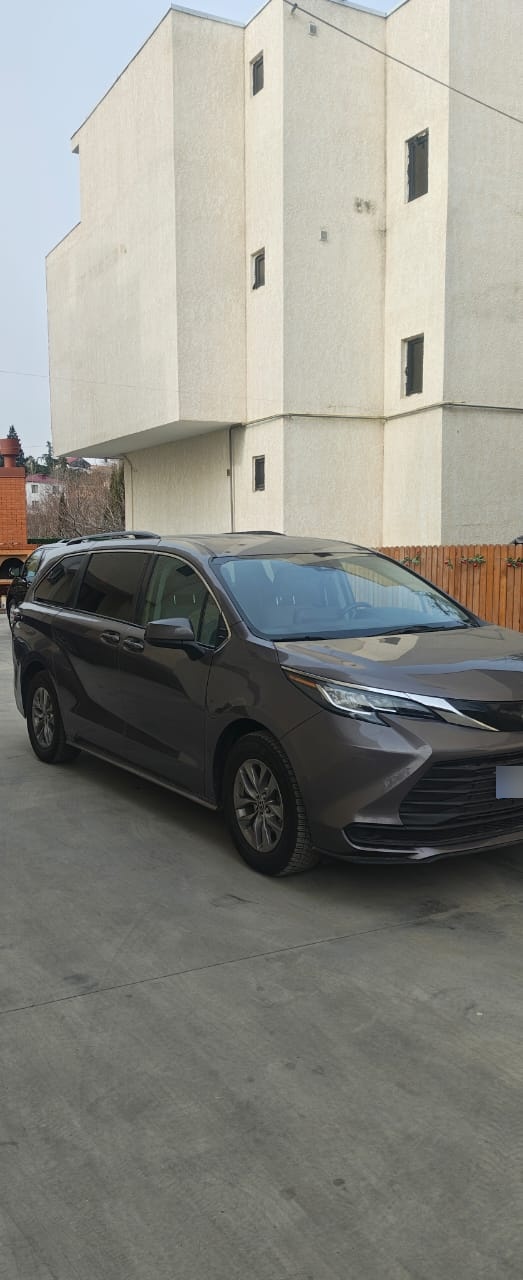 Toyota Sienna - фото 2