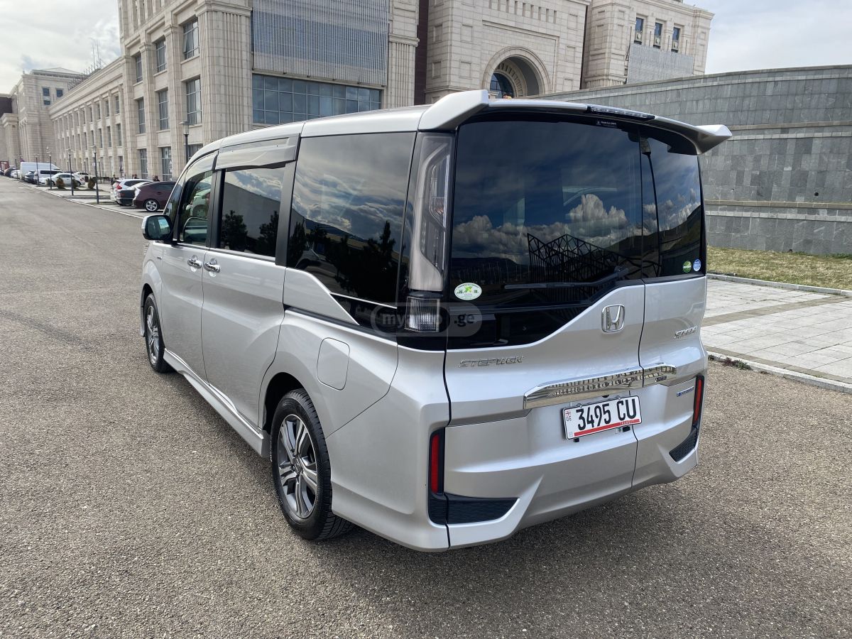 Honda Step Wagon - фото 4