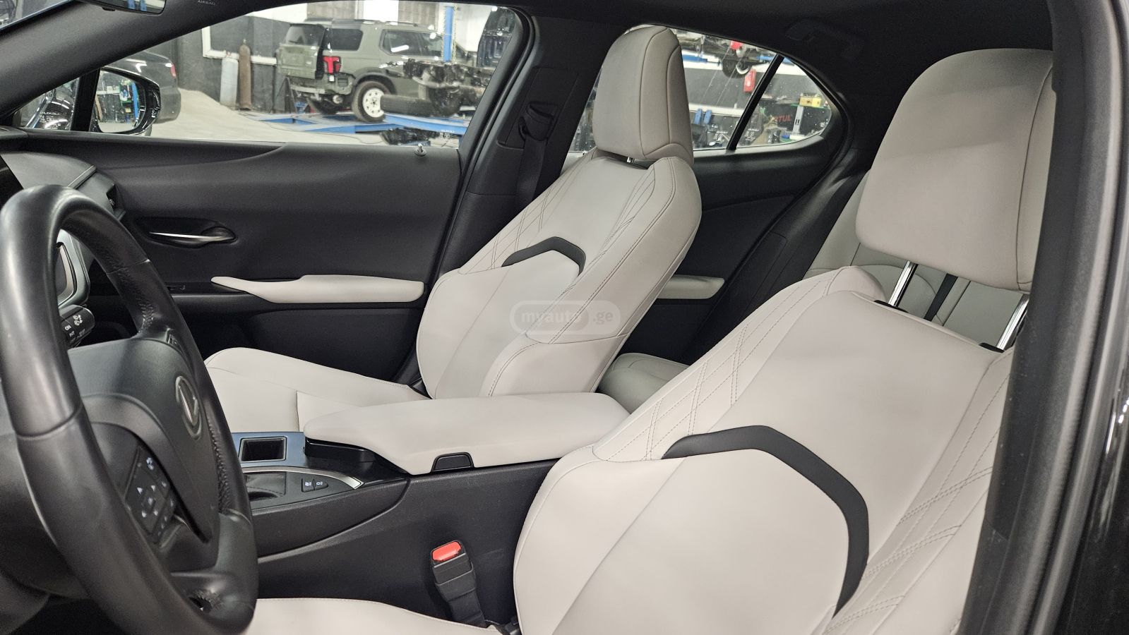 Lexus UX 250 h - фото 13