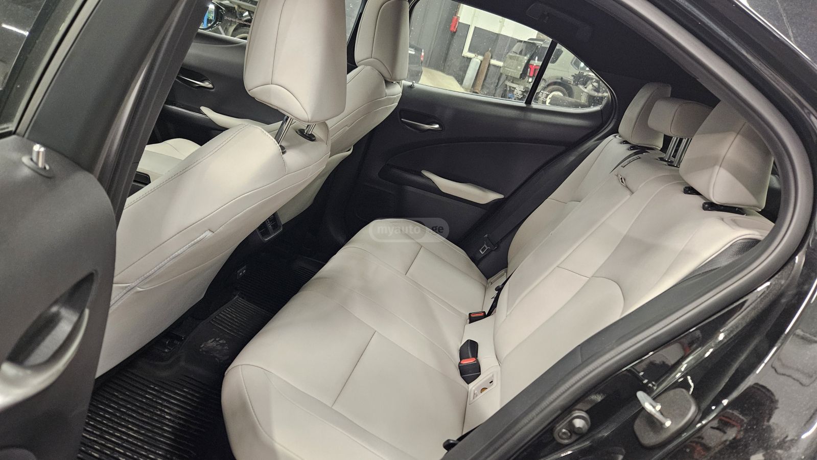 Lexus UX 250 h - фото 14