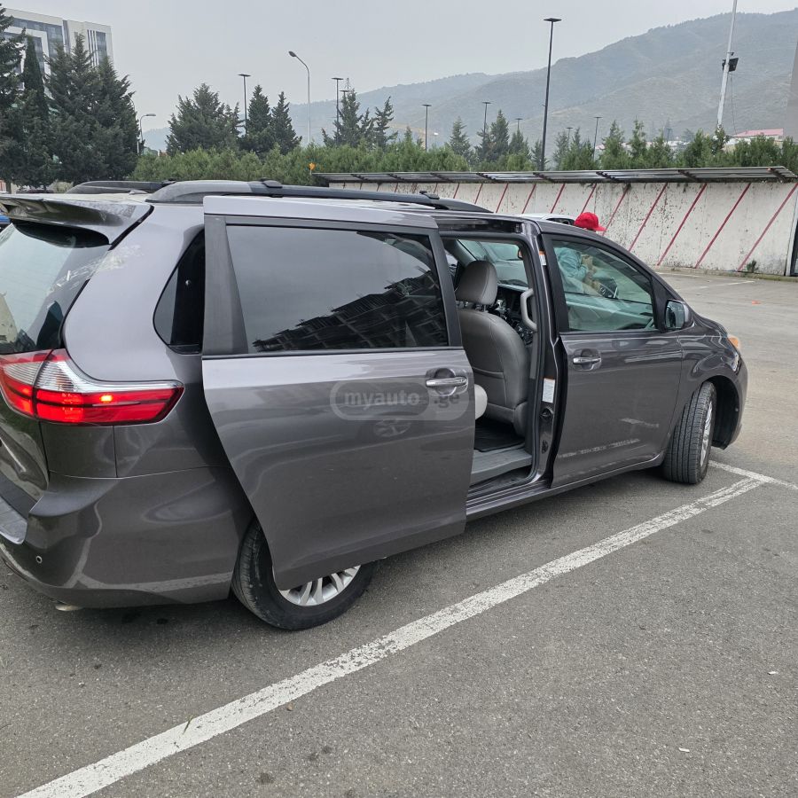 Toyota Sienna - фото 1