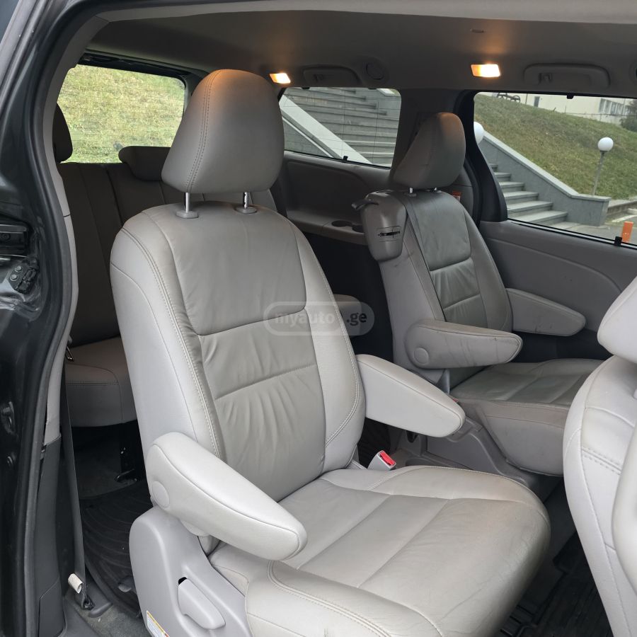 Toyota Sienna - фото 3