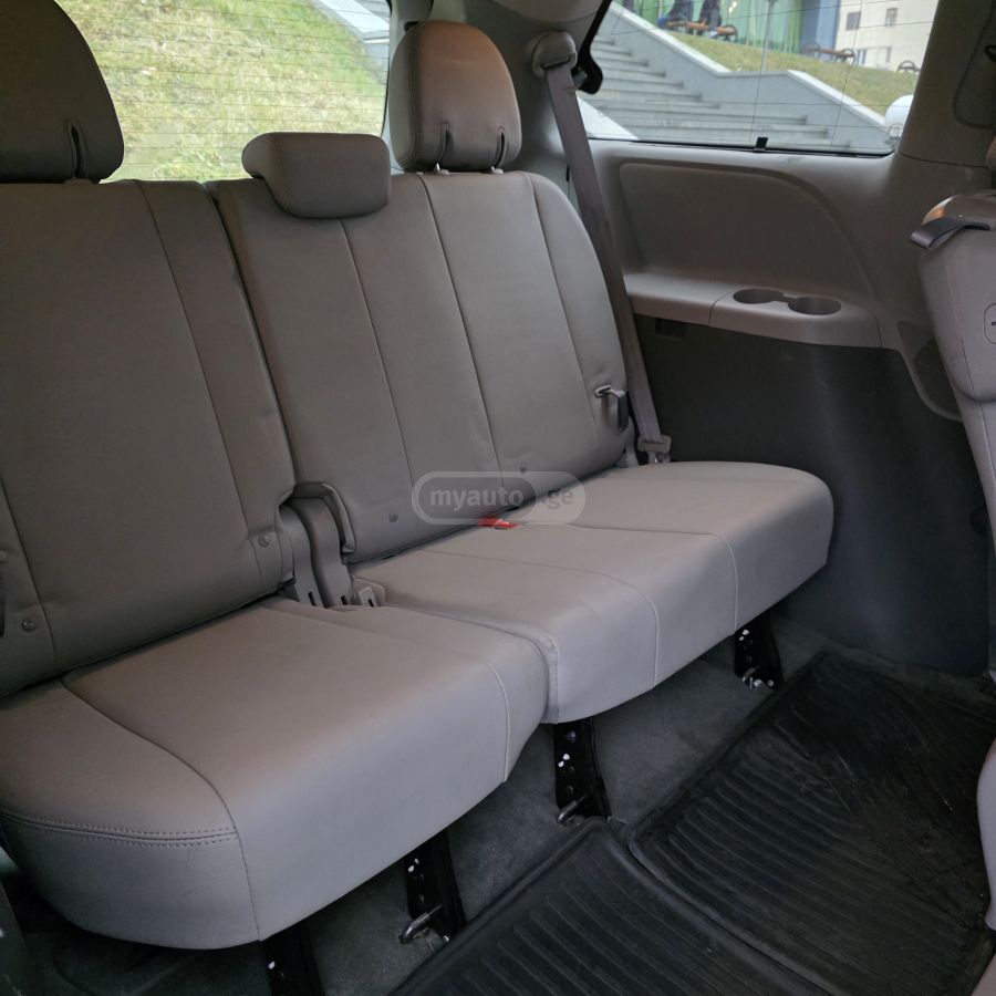 Toyota Sienna - фото 4