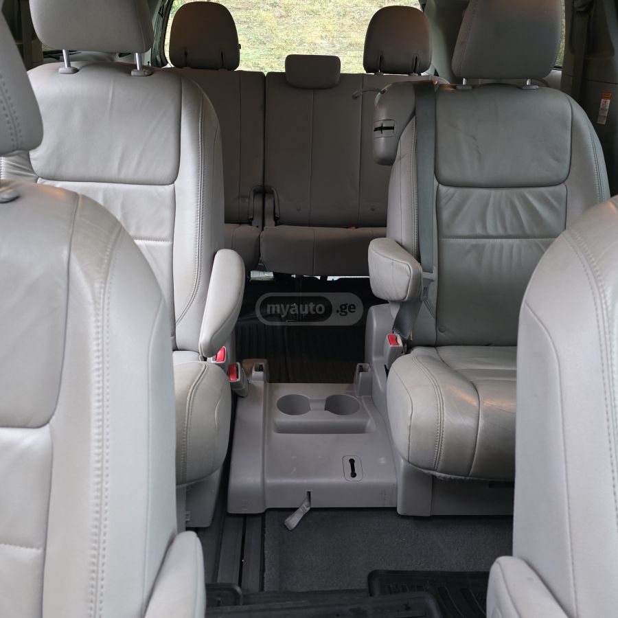 Toyota Sienna - фото 5