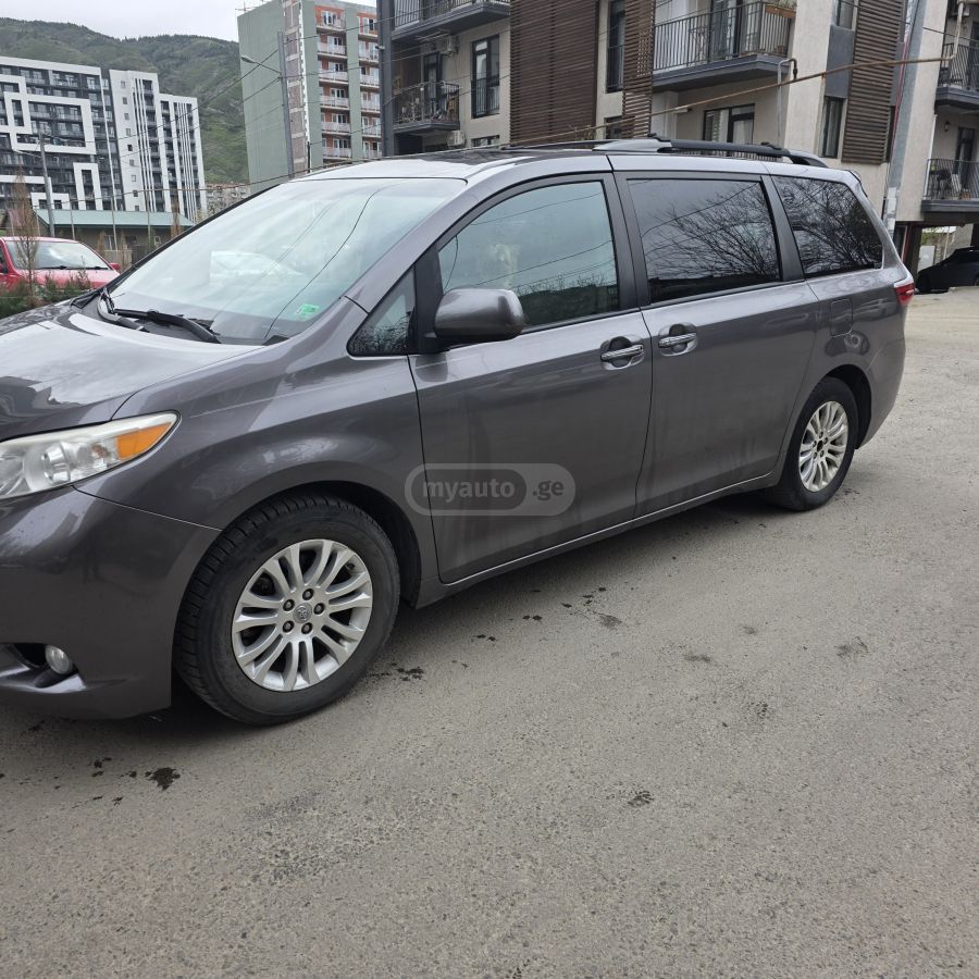 Toyota Sienna - фото 7
