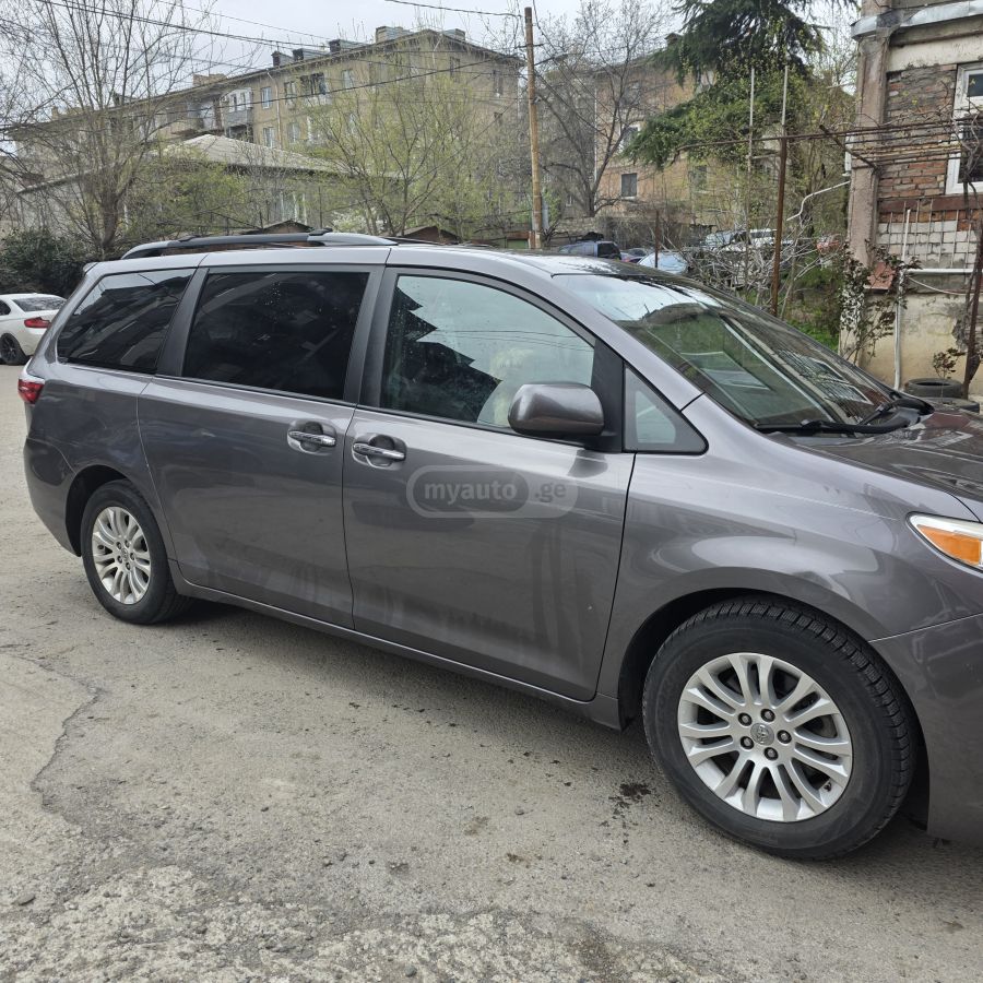 Toyota Sienna - фото 8