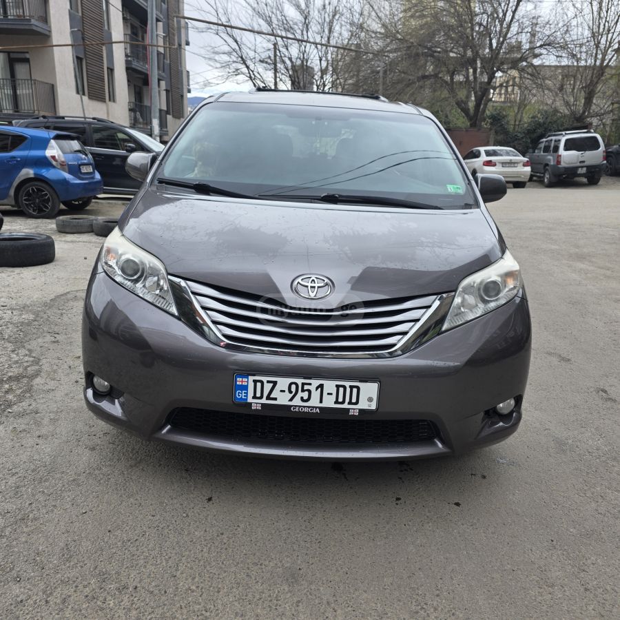 Toyota Sienna - фото 9