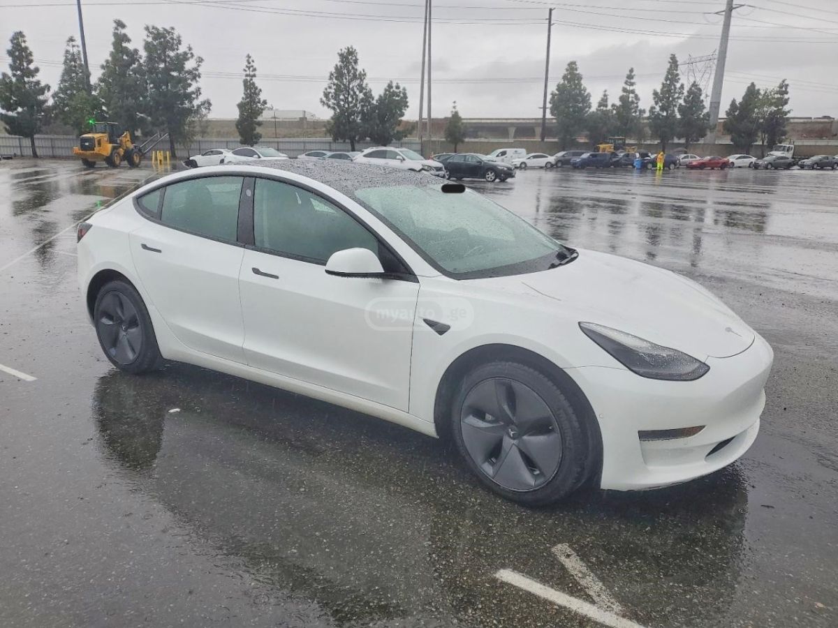 Tesla Model 3 - фото 1