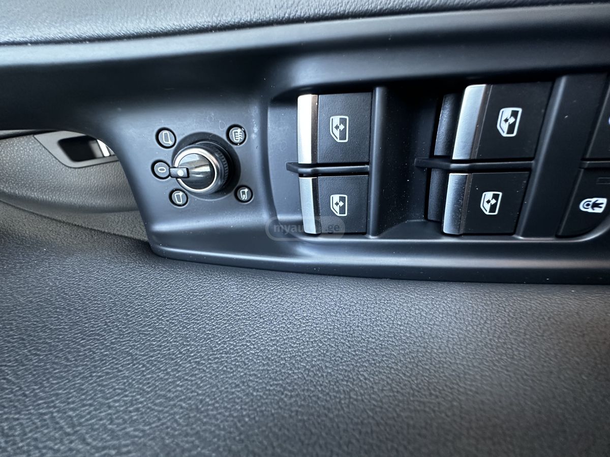 Audi Q7 - фото 10