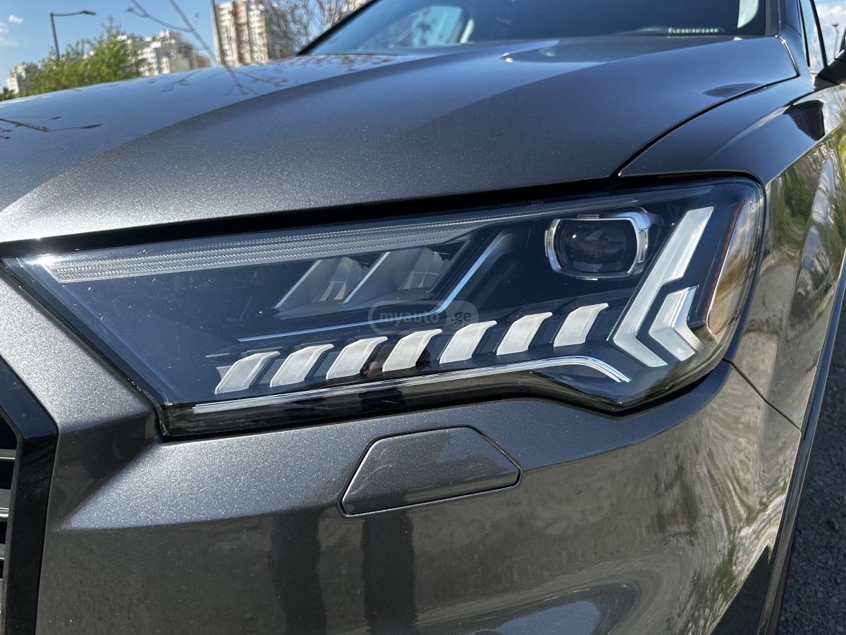 Audi Q7 - фото 11