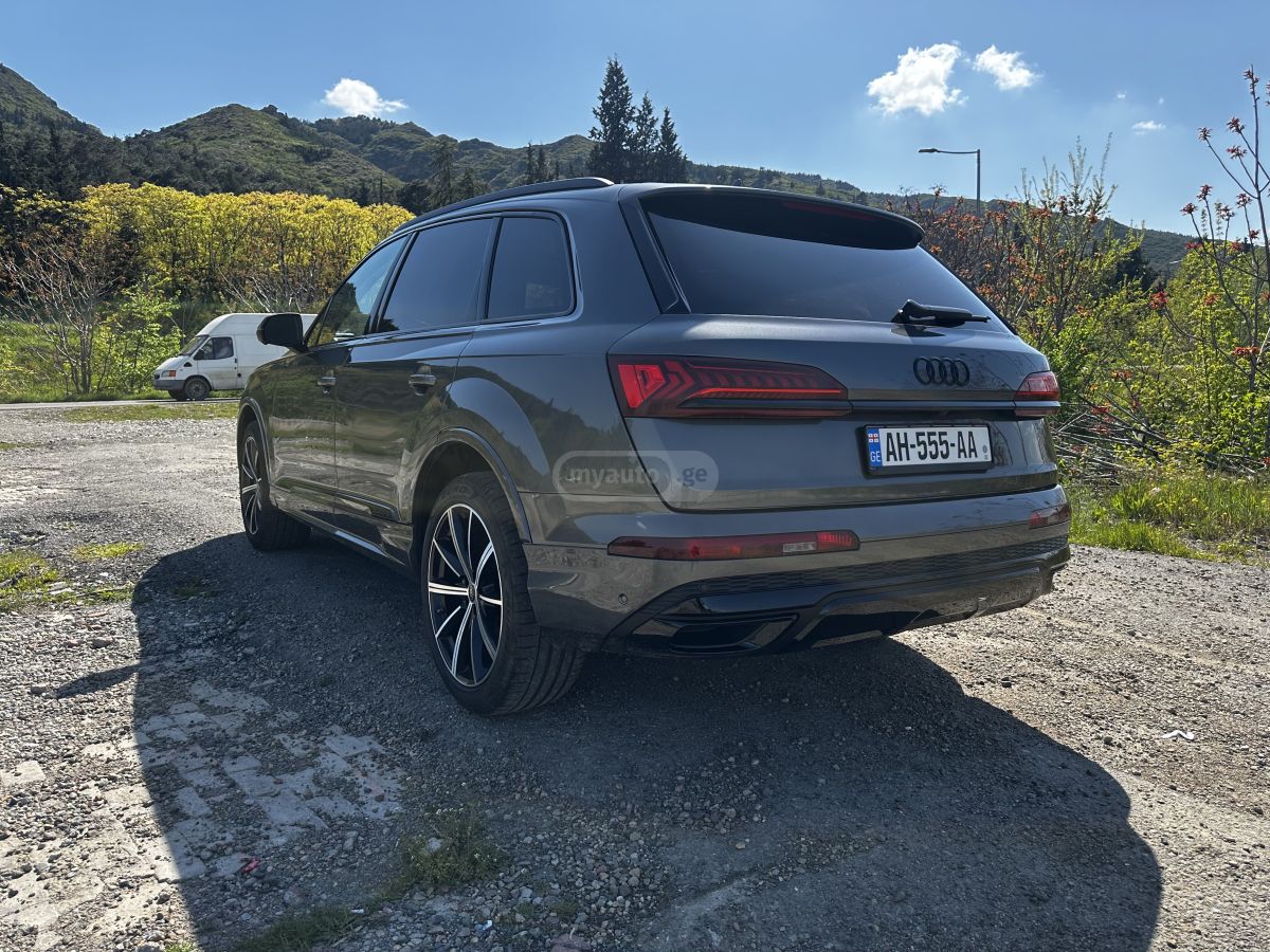 Audi Q7 - фото 14