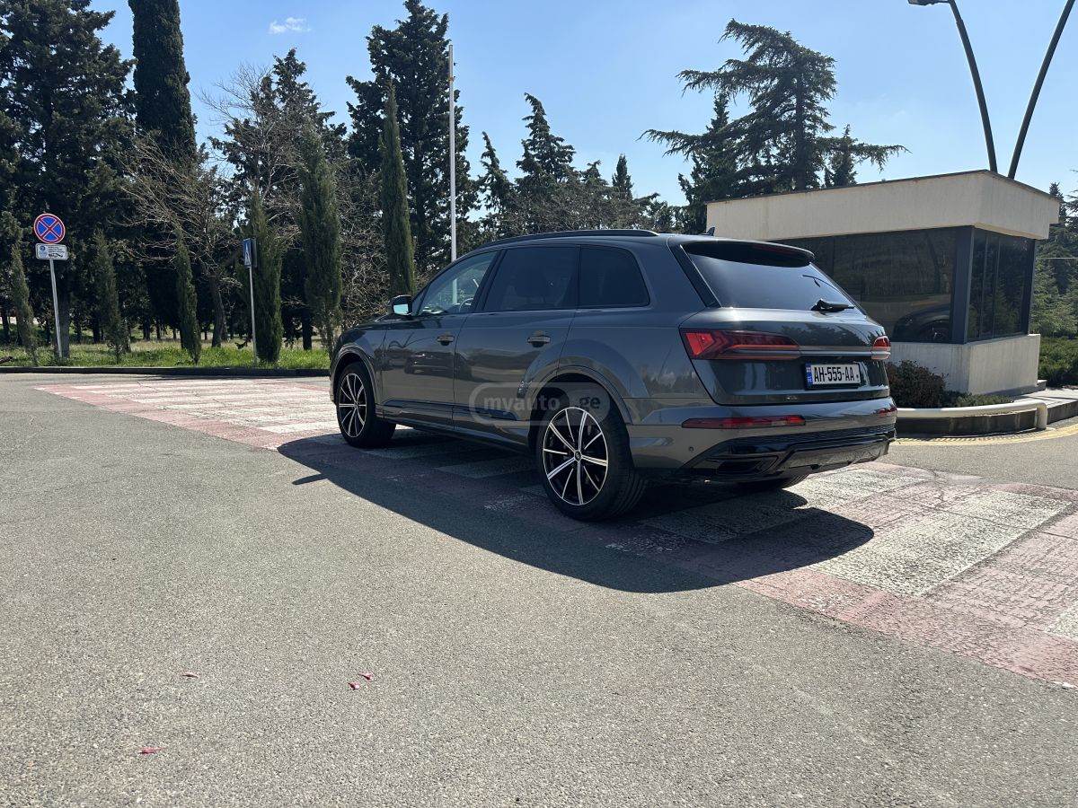 Audi Q7 - фото 4