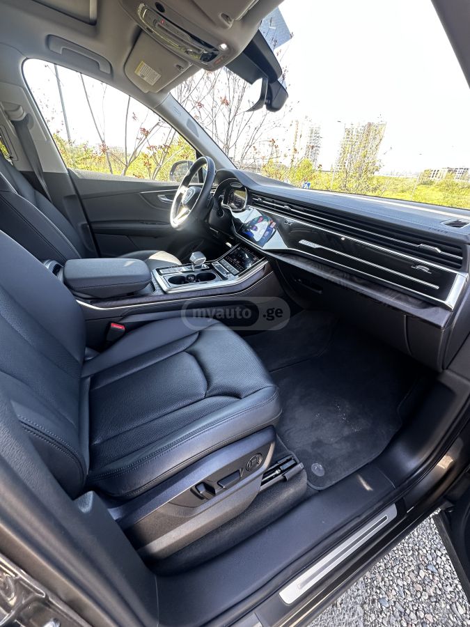 Audi Q7 - фото 8