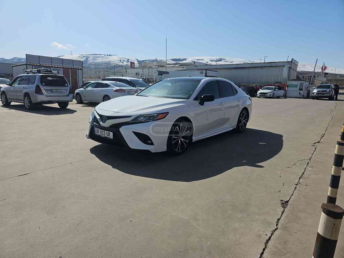 Toyota Camry - фото 1