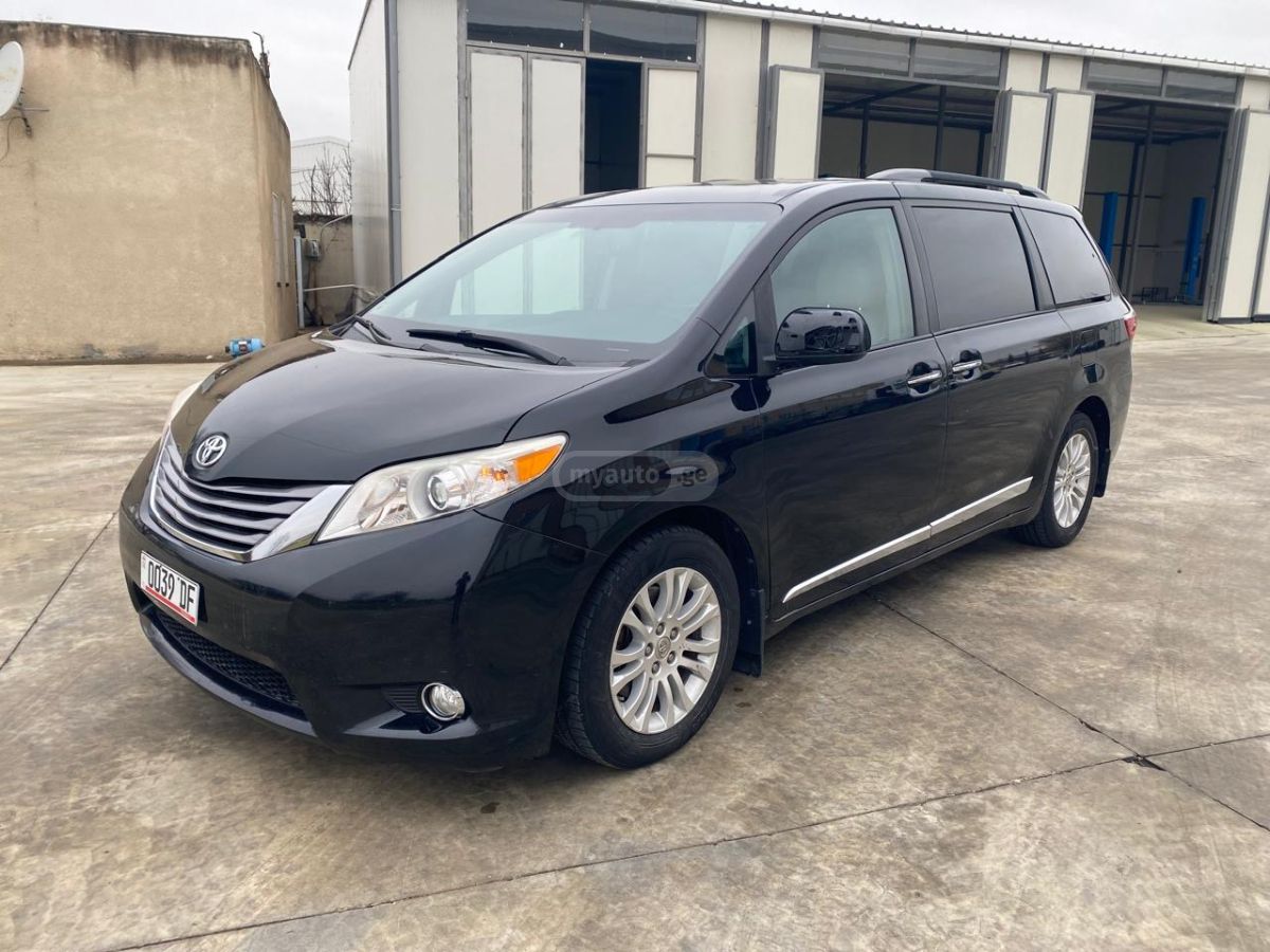 Toyota Sienna - фото 1