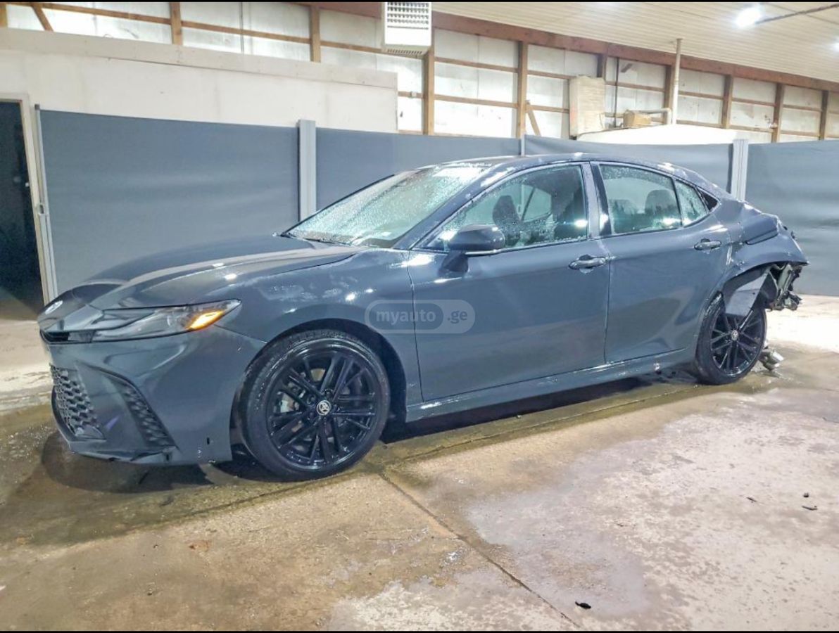 Toyota Camry - фото 1